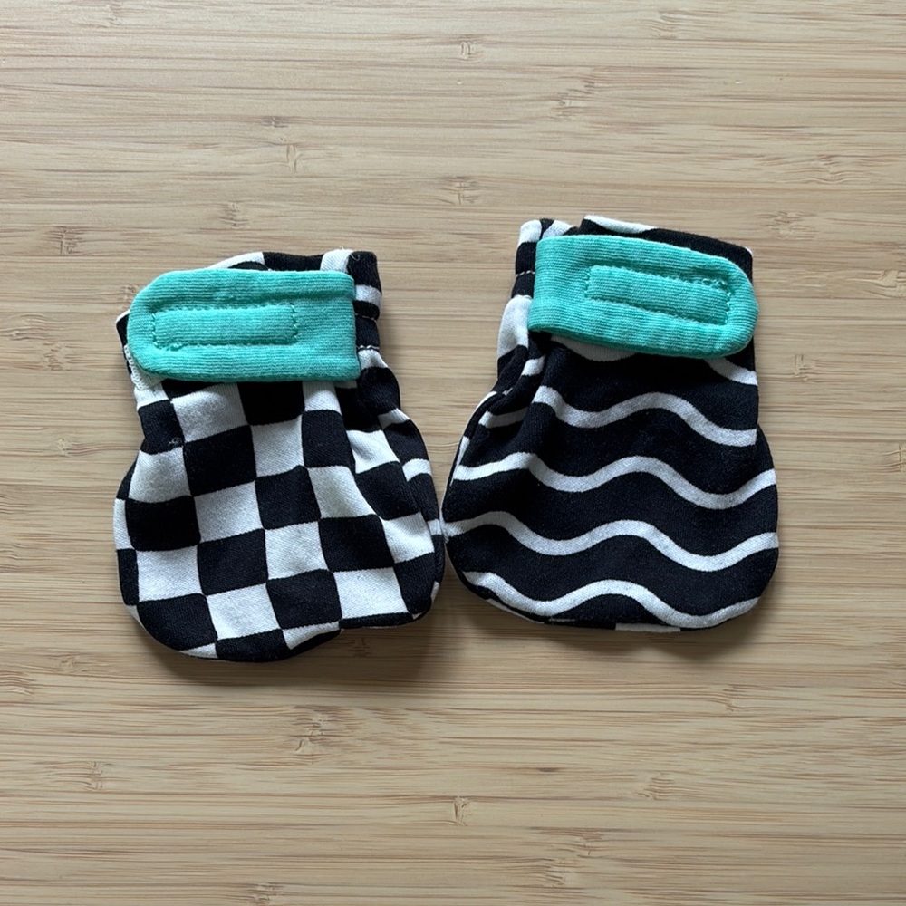 Lovevery - Black & White Mittens